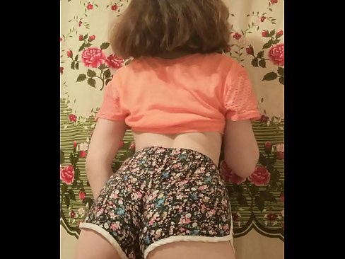 ❤️ Sexy junges Babe zieht ihre Shorts vor der Kamera aus ❌ Fuck video bei uns
