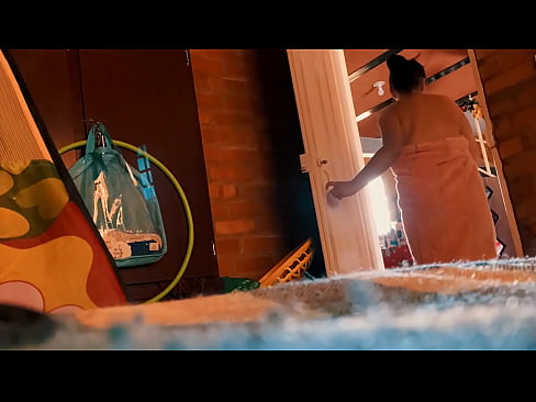 ❤️ Mein Onkel folgt mir in die Dusche, er fickt mich, während ich dusche. ❌ Fuck video bei uns