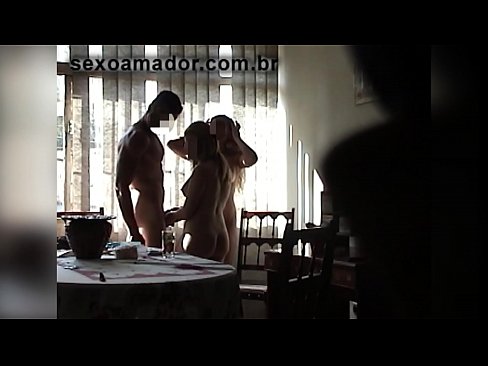 ❤️ Sex-Freunde laden einen riesigen Mann und einen Dreier mit ihm ein ❌ Fuck video bei uns