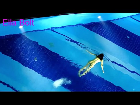 ❤️ Ich kann nicht aufhören zuzusehen, junge Blondine beim Nacktschwimmen im Pool des ELLA BOLT Resorts erwischt ❌ Fuck video bei uns
