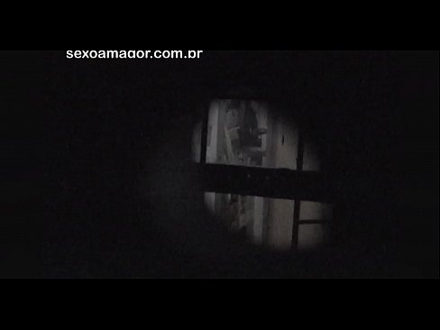 ❤️ Blondie wird heimlich von einem Voyeur aus der Nachbarschaft gefilmt, der sich hinter Hohlblocksteinen versteckt ❌ Fuck video bei uns