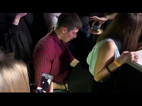 ❤️ Echter Sex in einem russischen Nachtclub. 18-jährige russische Mädchen in den Anus und Vagina gefickt in einem Nachtclub ❌ Fuck video bei uns